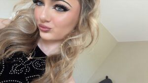 A selfie picture of a young woman